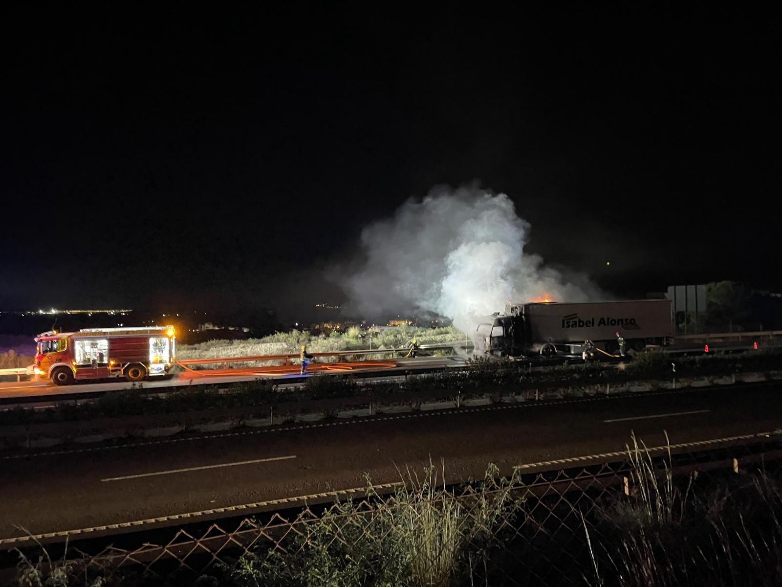 Un camión arde en la Autovía A-7 en Vera, en imágenes