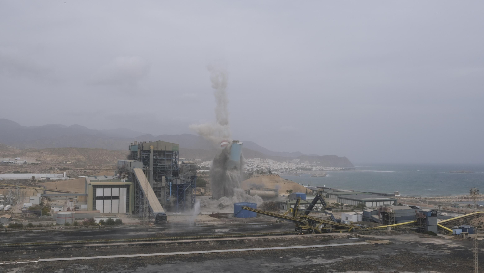 El derribo de la Torre Litoral de Endesa en Carboneras, en imágenes