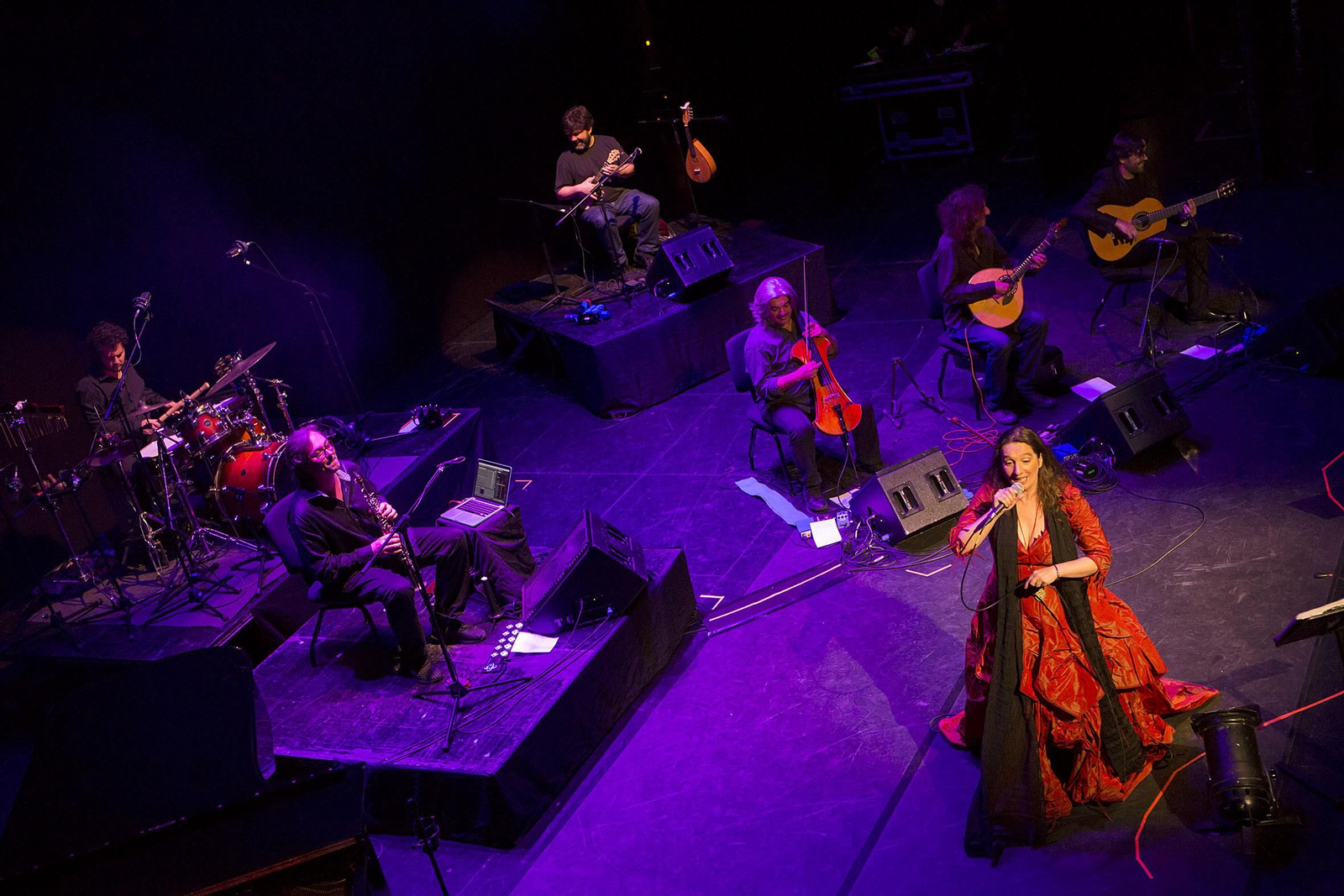 Dulce Pontes, con su grupo al completo, ayer, en el Teatro Cervantes.
