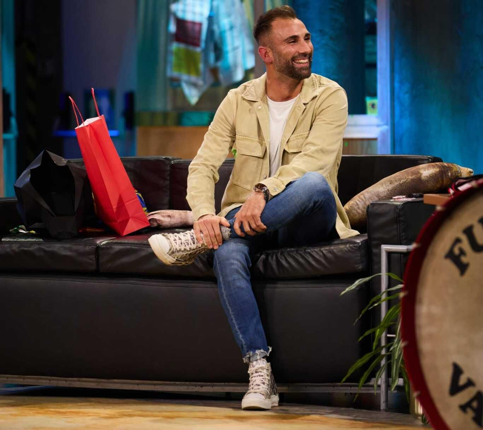 El futbolista almeriense sentando en el sofá durante su participación en el programa televisivo de Televisión Española.