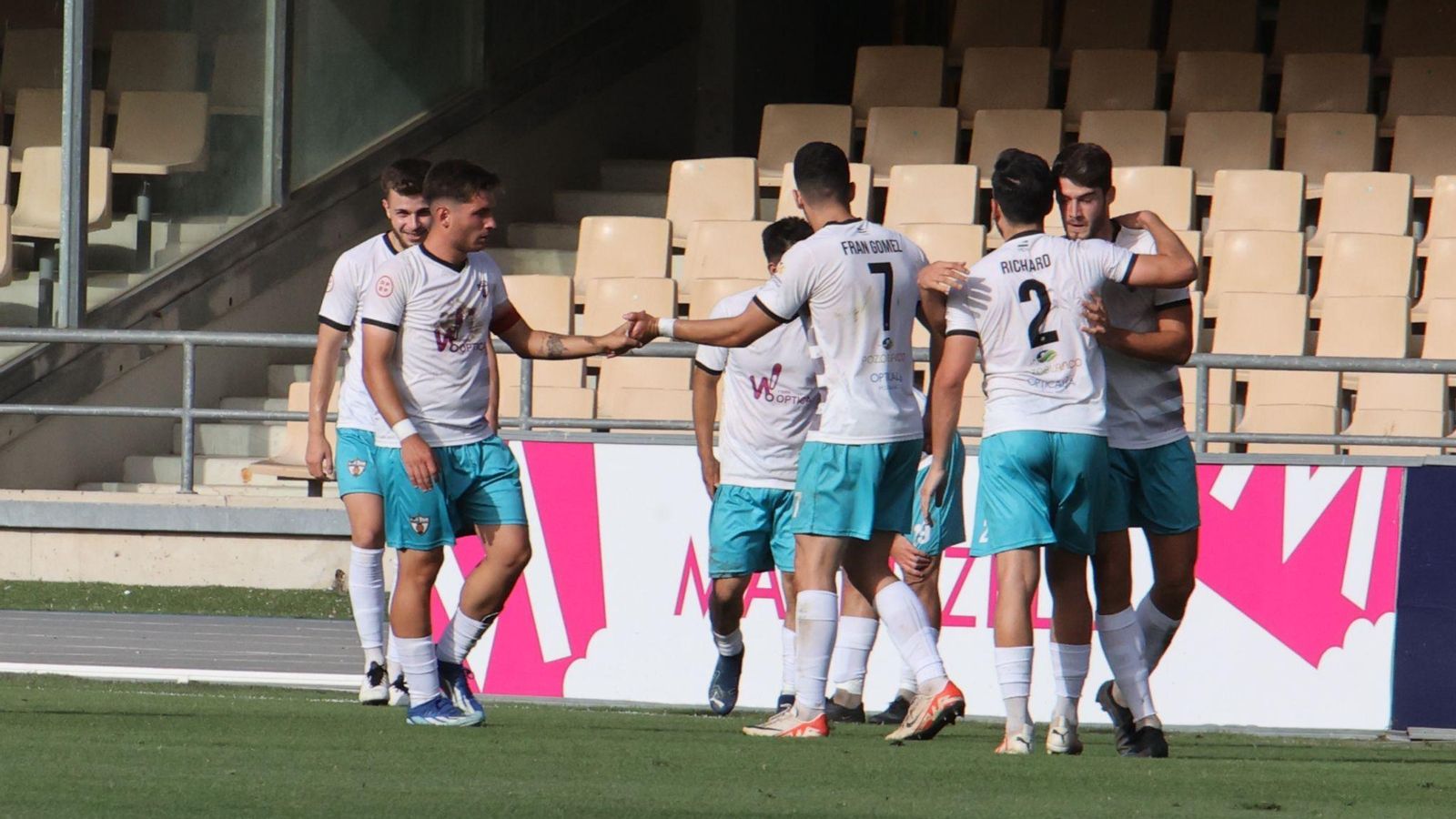 Los jugadores del Pozoblanco abrazan a Abraham tras su gol. Los jugadores del Pozoblanco abrazan a Abraham tras su gol.