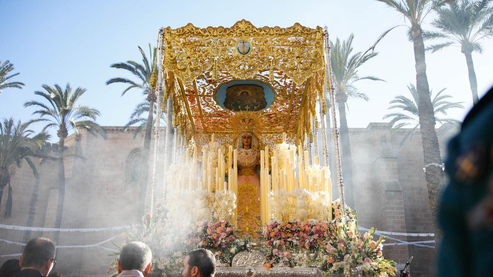 Vea la salida de la Hermandad de Los Ángeles de la Catedral de Almería