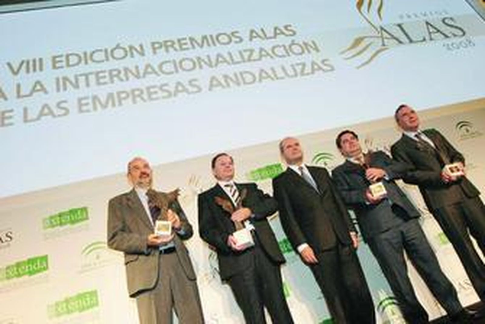 Foto de familia de los galardonados junto al presidente de la Junta.