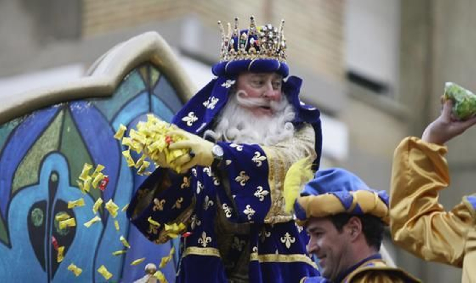 Melchor con un puñado de caramelos en las manos preparados para lanzarlos.

Foto: Antonio Pizarro
