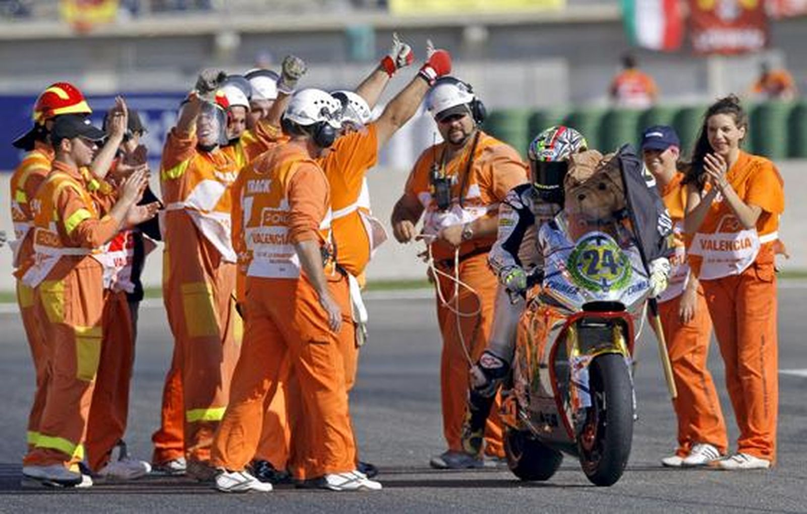 Toni Elias celebra el título de Moto 2

Foto: M.Bruque