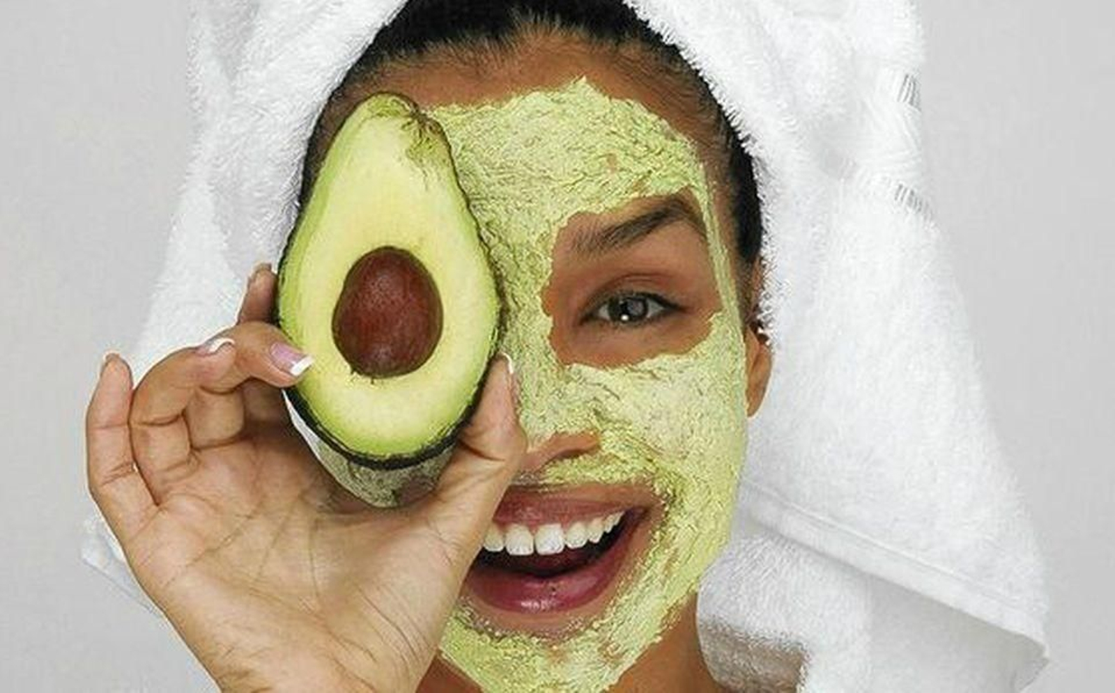 El aguacate aporta luminosidad a la piel por su alto contenido en vitamina E.