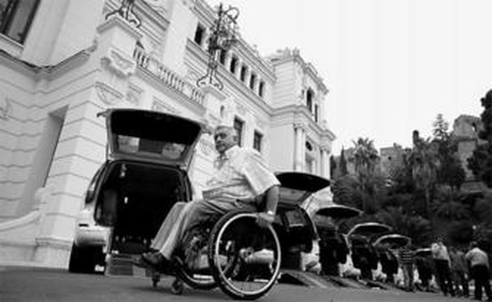 Joaquín Fernández trata de acceder a uno de los taxis adaptados.