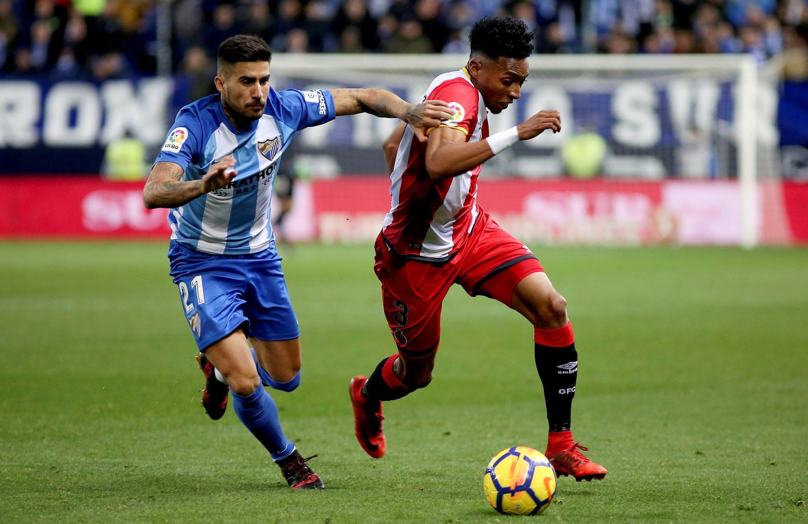 Samu García, con el Málaga, persigue a Mojica (Girona), el pasado curso.