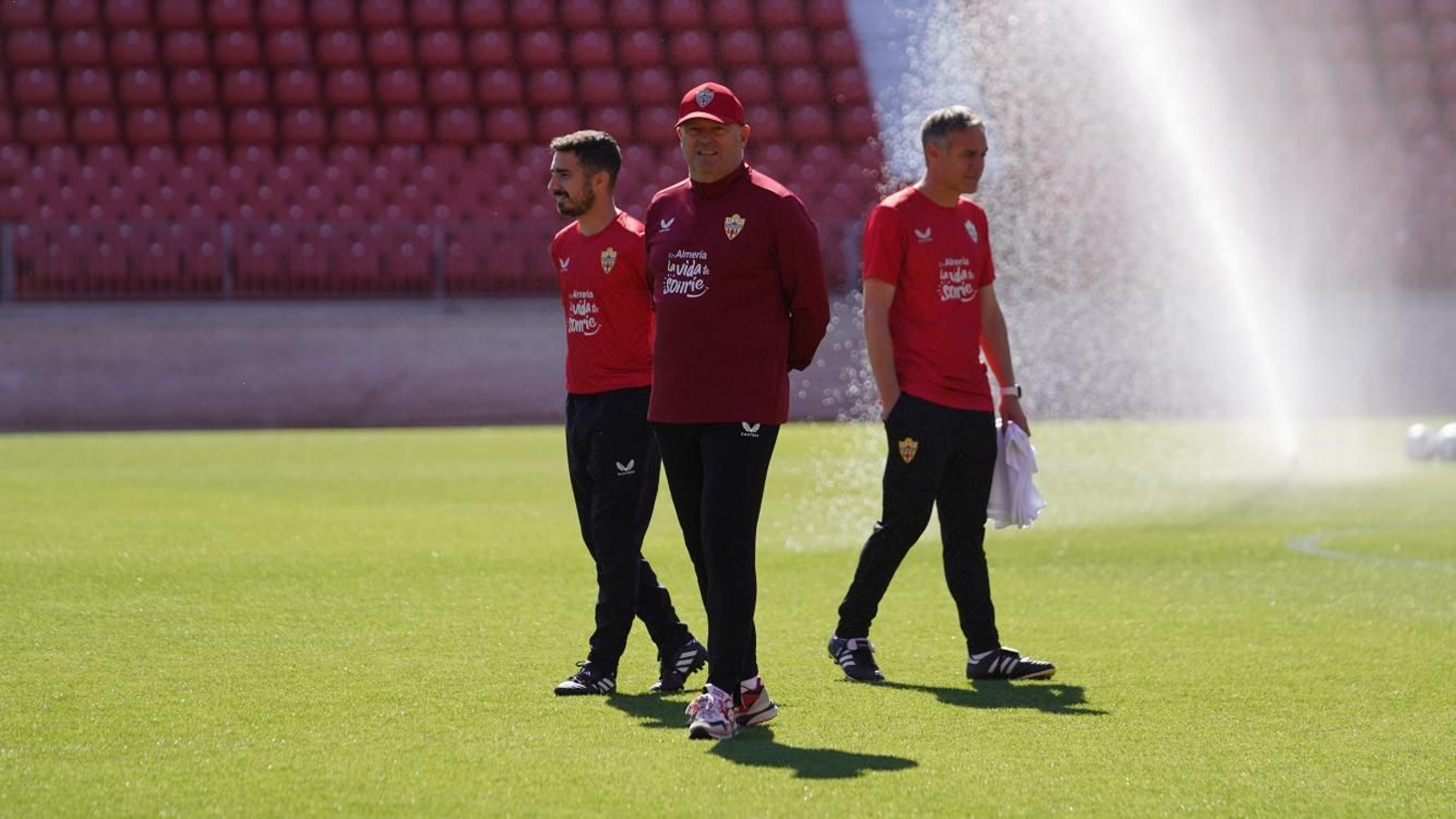 El preparador rojiblanco observa a los suyos en uno de los entrenamientos en el feudo indálico.