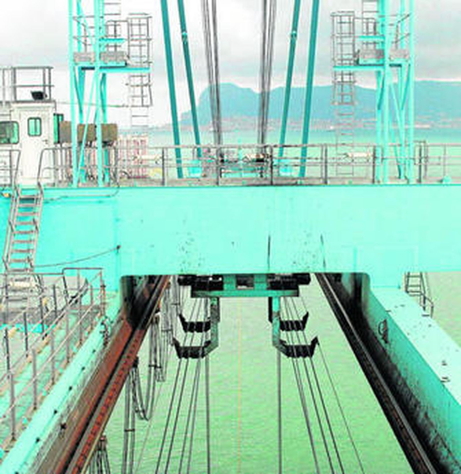 Las vistas al Peñón de Gibraltar, desde una de las grúas de APM Terminals.