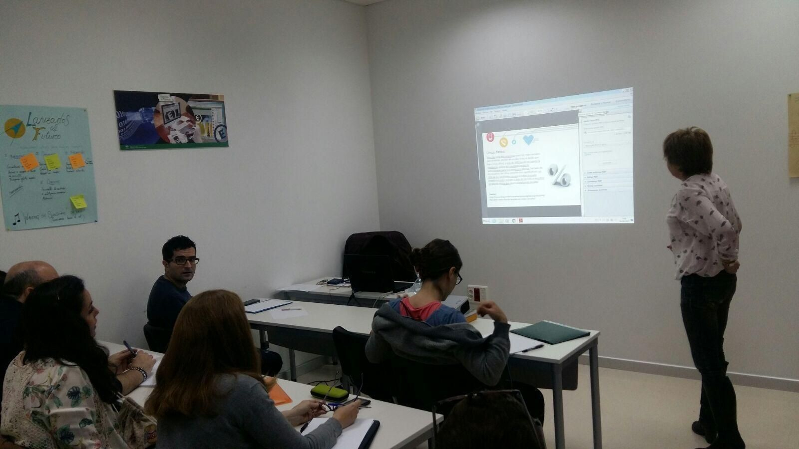 Actividad formativa sobre redes sociales llevada a cabo en el CADE Vícar.