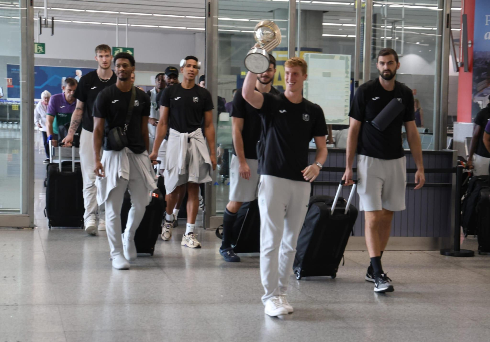 El Unicaja brinda la Intercontinental a un centenar de aficionados en el aeropuerto