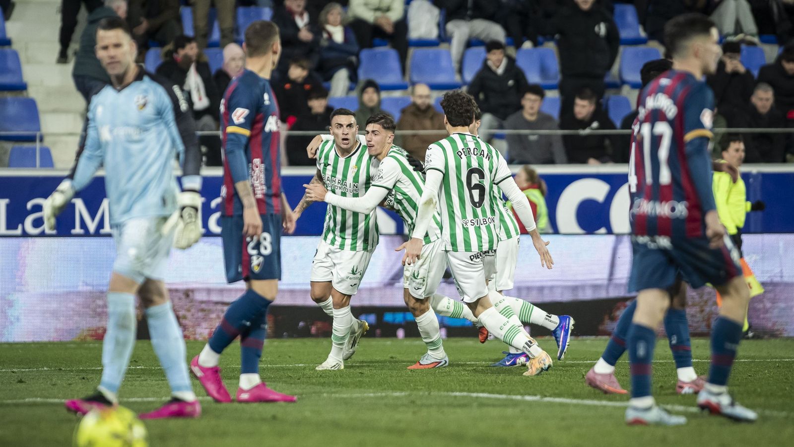 Los jugadores del Córdoba CF abrazan a Carlos Isaac tras su gol en Huesca.