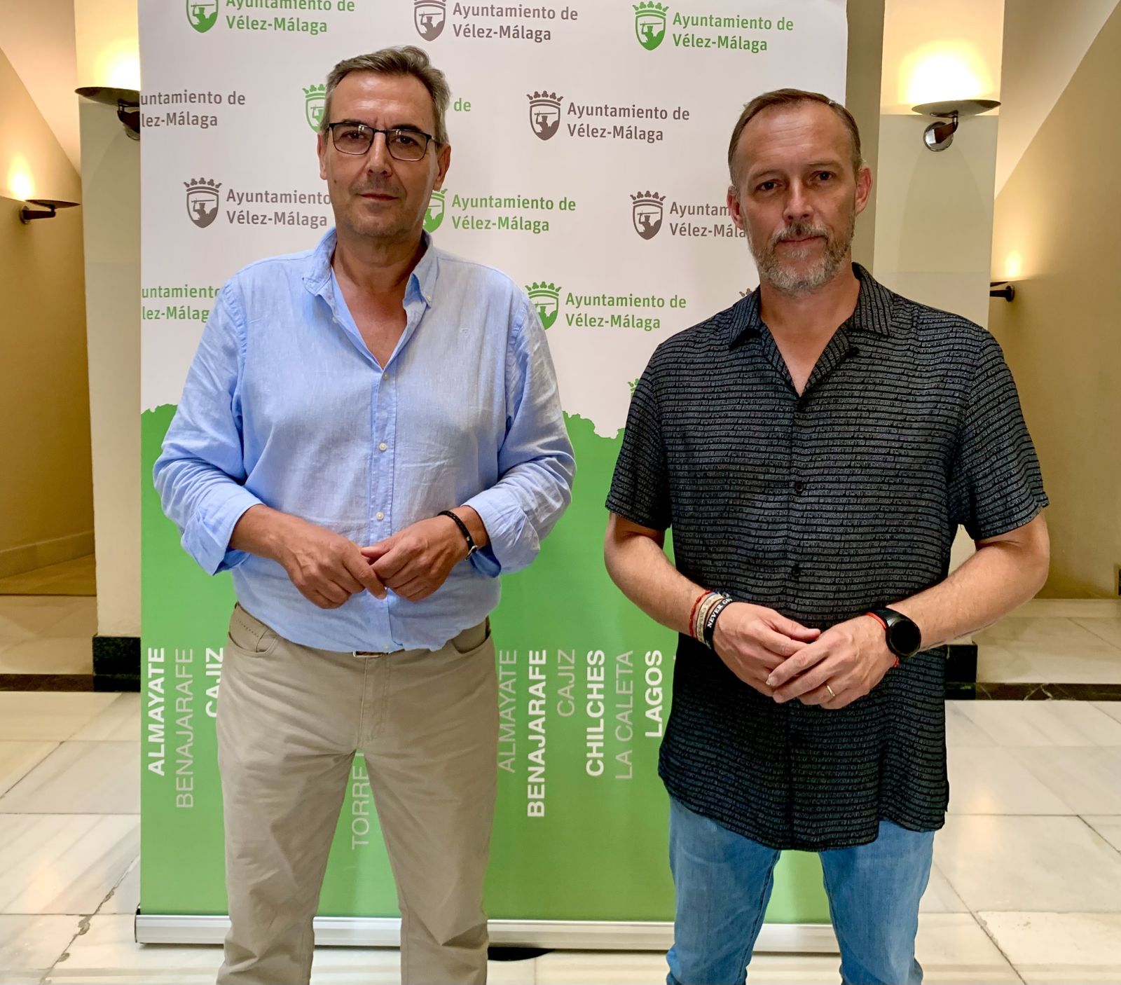 El concejal de Hacienda, Manuel Gutiérrez, junto al teniente de alcalde de Lagos y Mezquitilla, David Vilches