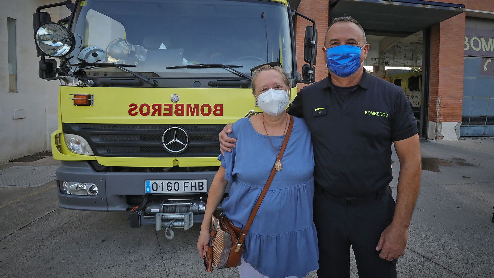 Dionisio Pérez, con su esposa ante el Parque de Jerez.