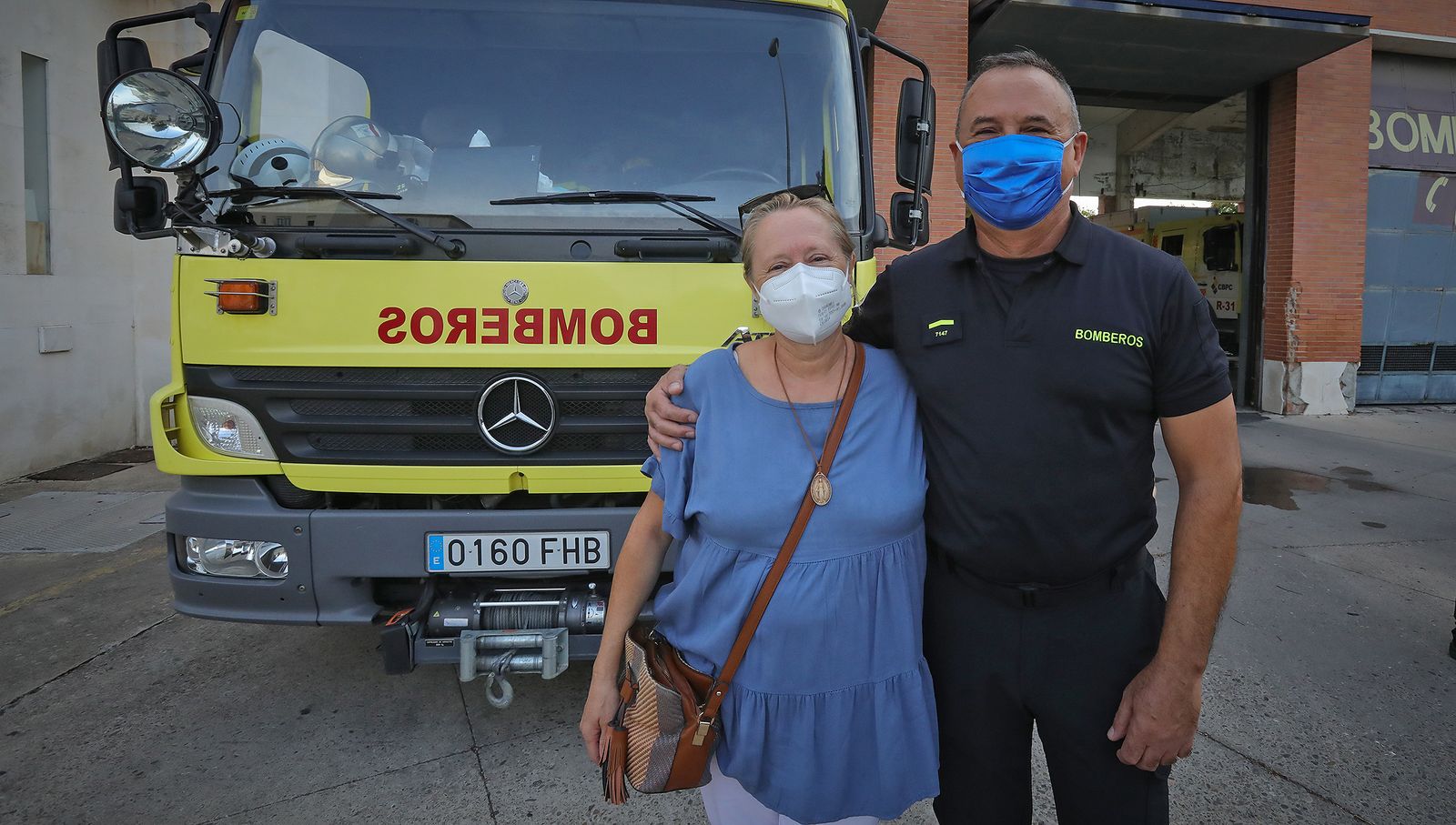 Homenaje sorpresa de bomberos y familiares del sargento 'Dioni' en su última guardia