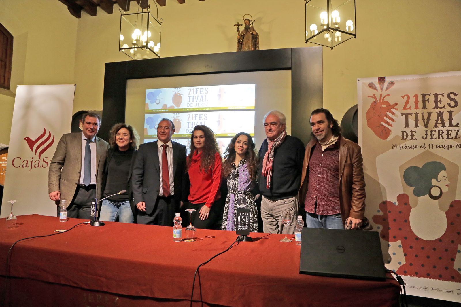 Los artistas posaron junto a la directora del teatro y miembros de Cajasur, uno de los patrocinadores.