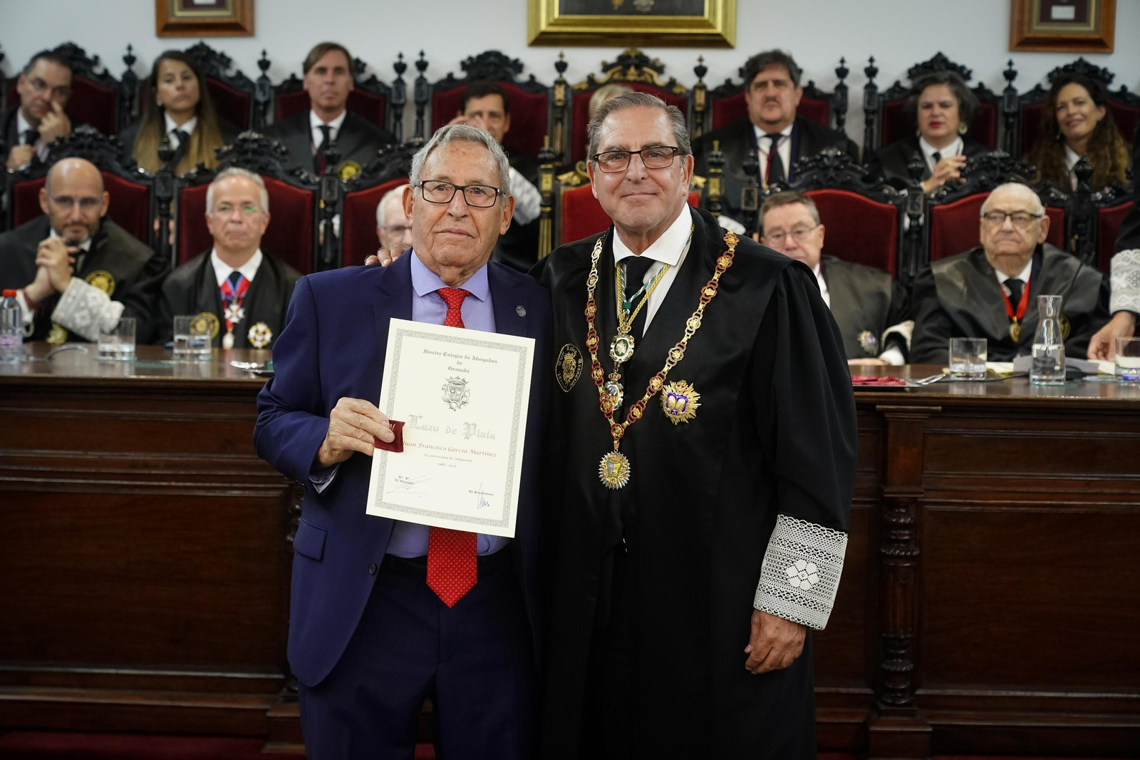 Botones de oro y lazo (15191070).jpg