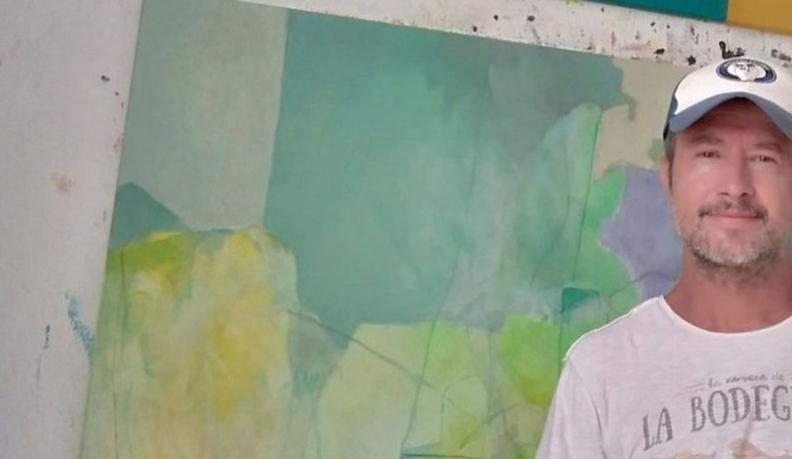 Alfonso Barrera con una de sus obras.