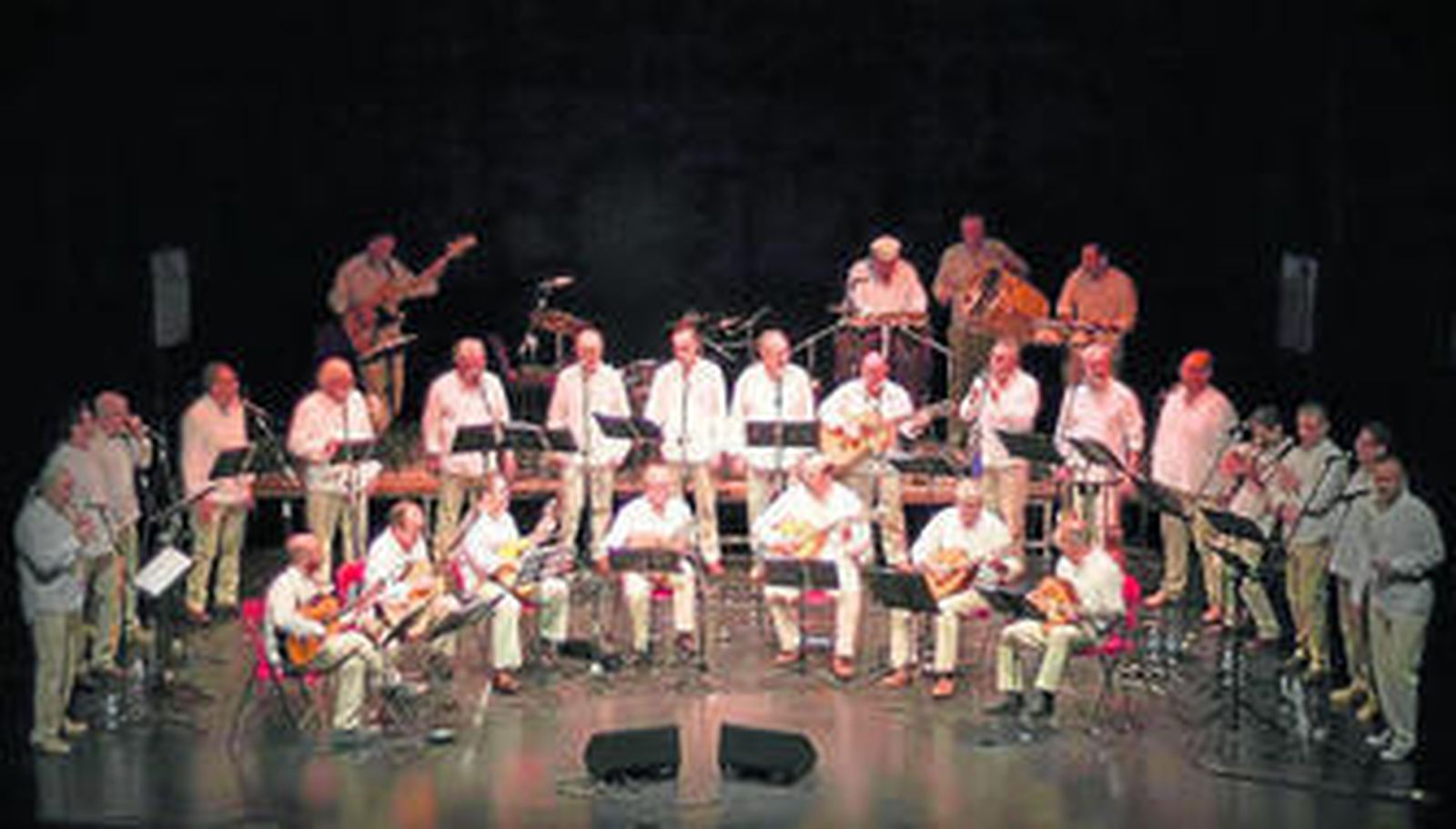 Actual formación del grupo Almenara tanto éxitos cosecha allá donde actúa.