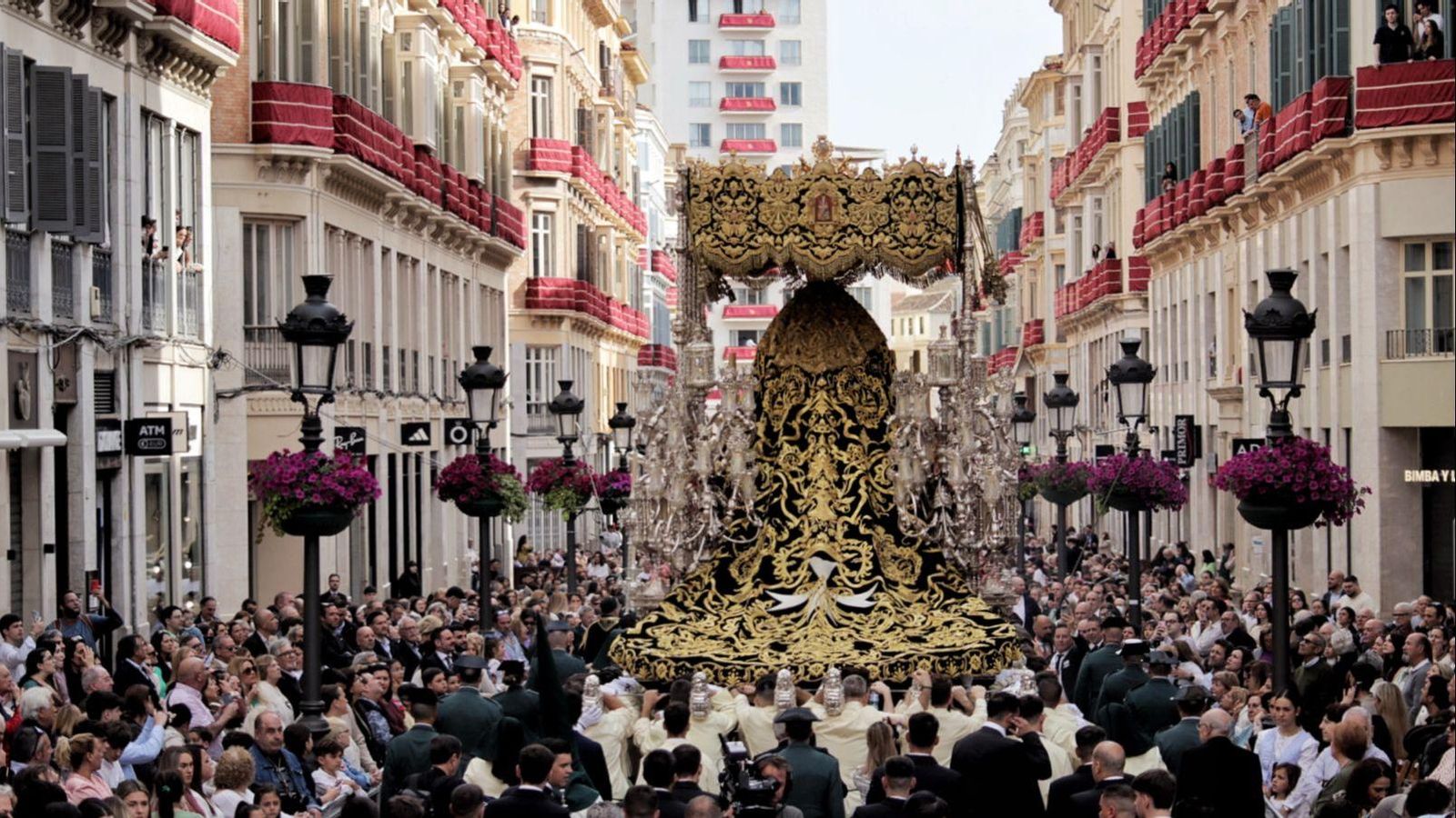 Cofradía Lagrimas y Favores pasando por calle Larios