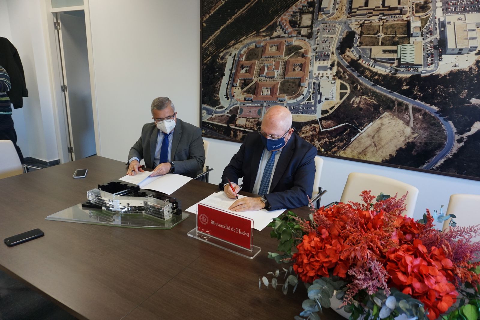 Salvador Pérez Litrán y Antonio de la Vega firman el convenio de colaboración para la First Lego League que se celebrará en marzo.