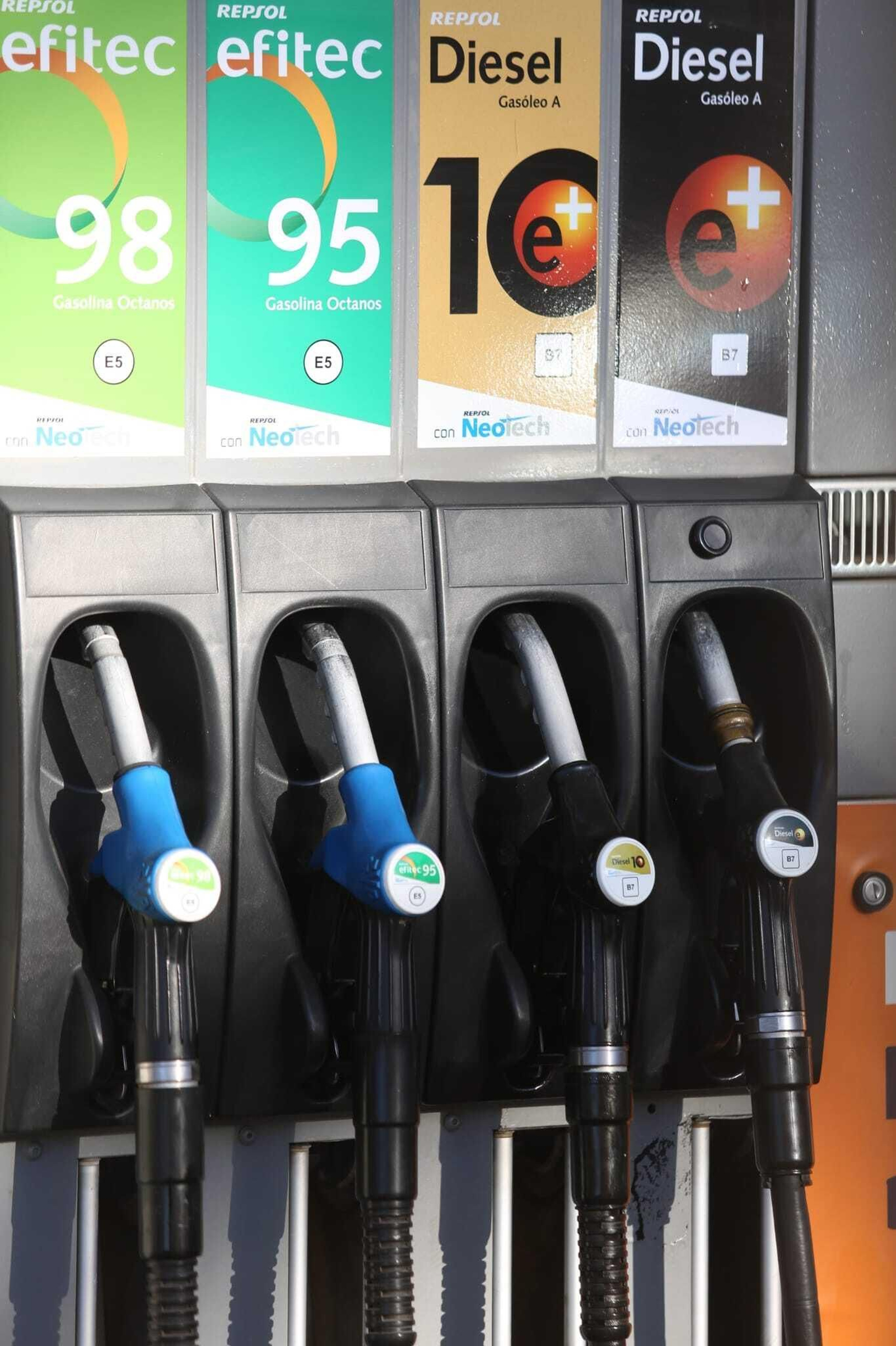 Las fotos del primer día de gasolina bonificada en Málaga