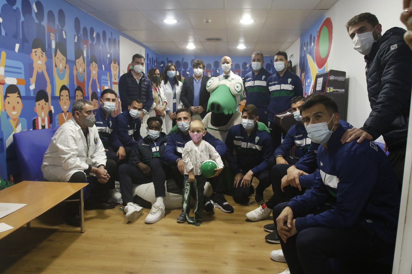 La visita del Córdoba CF al Hospital Reina Sofía, en imágenes
