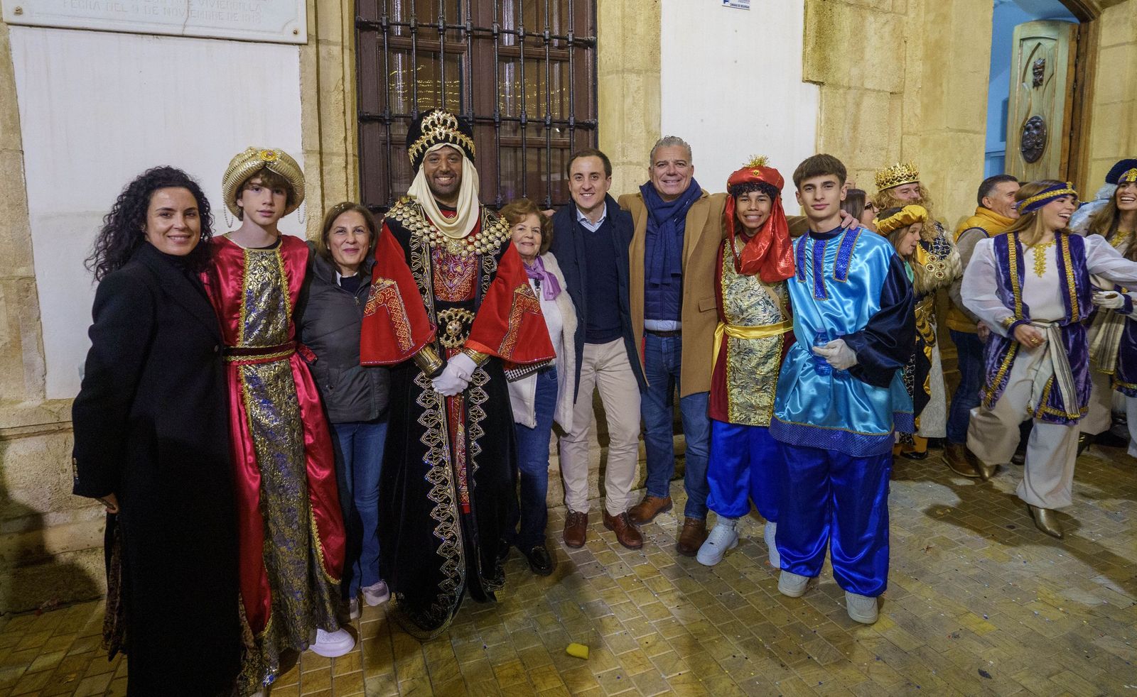 La Cabalgata de los Reyes Magos de Vera desborda ilusión con una participación multitudinaria