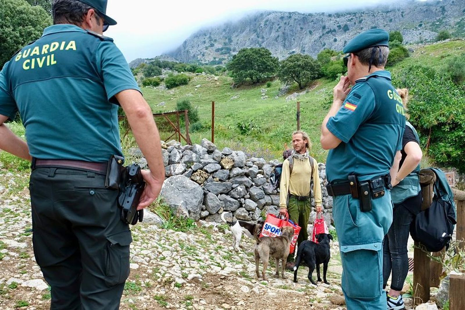 Agentes durante el desalojo en Benaocaz.