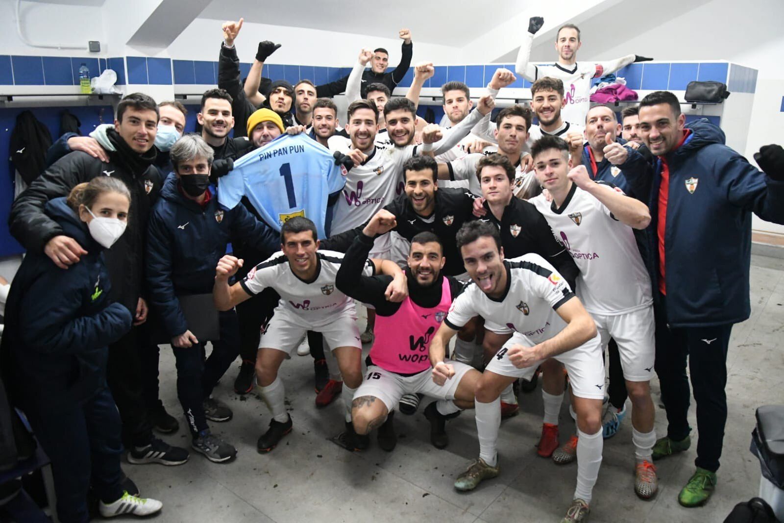 Los jugadores pozoalbenses celebran su triunfo frente al cuadro de Galiano.