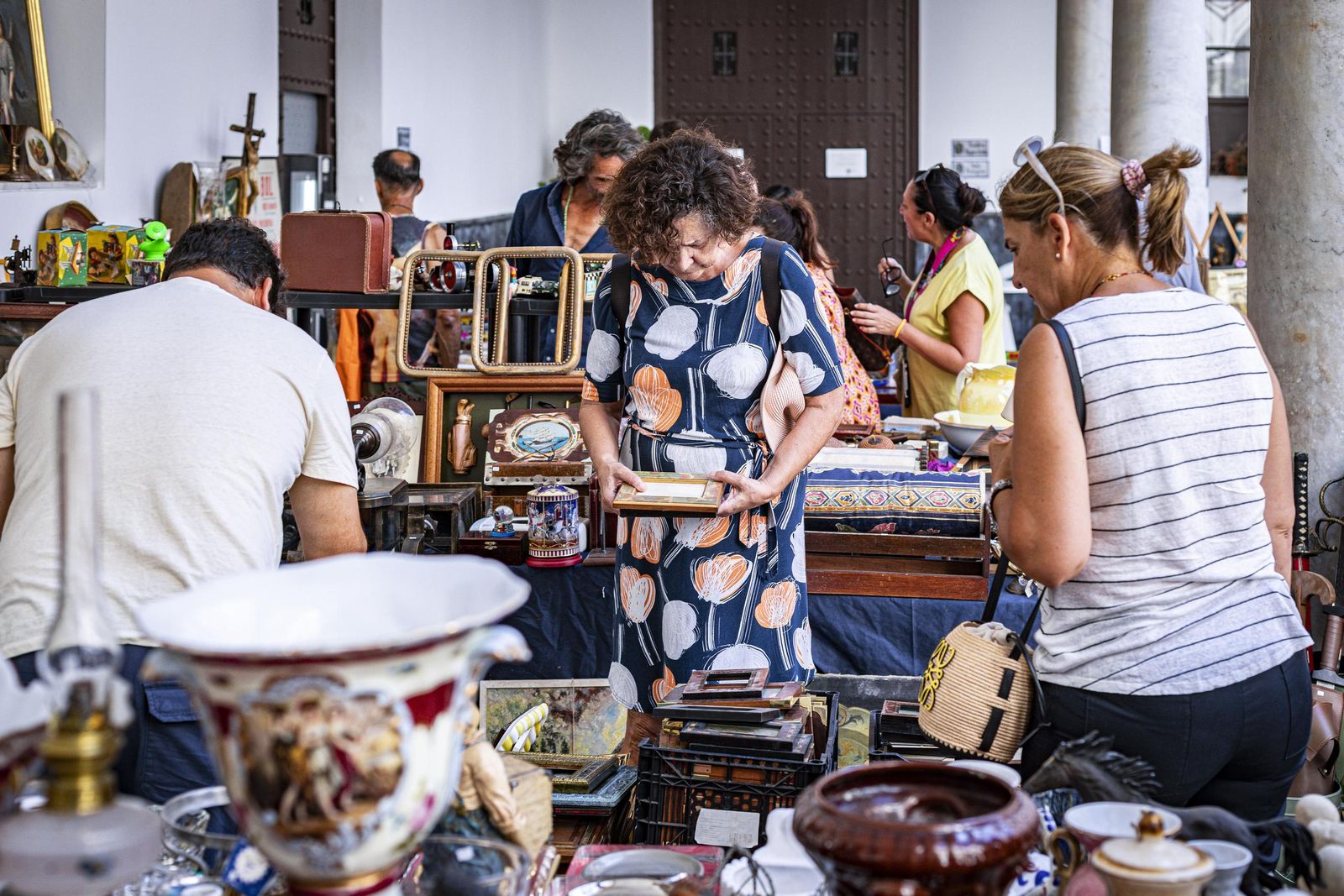 Imágenes del curioso mercadillo de antigüedades en el convento de Santo Domingo en Cádiz