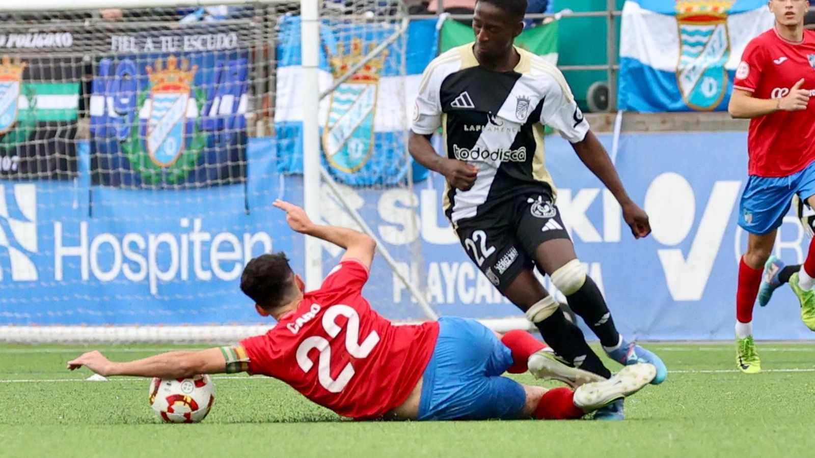 Armengol trata de marcharse de Caro, que corta el balón con el brazo.