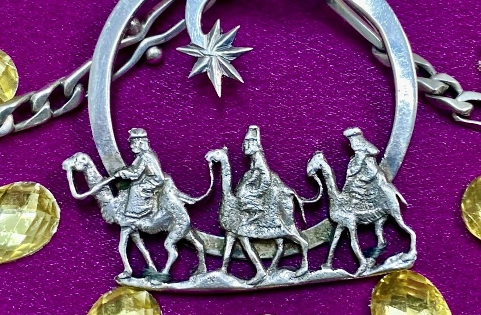 El colgante de plata de los tres reyes magos.