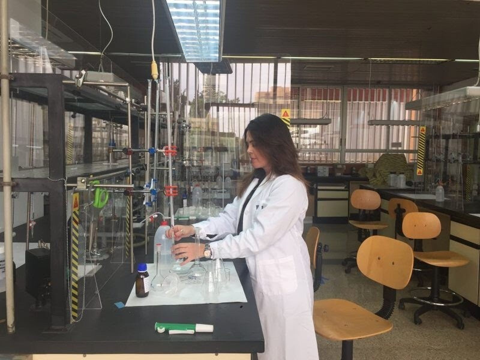 La investigadora María Cruz López en el laboratorio.