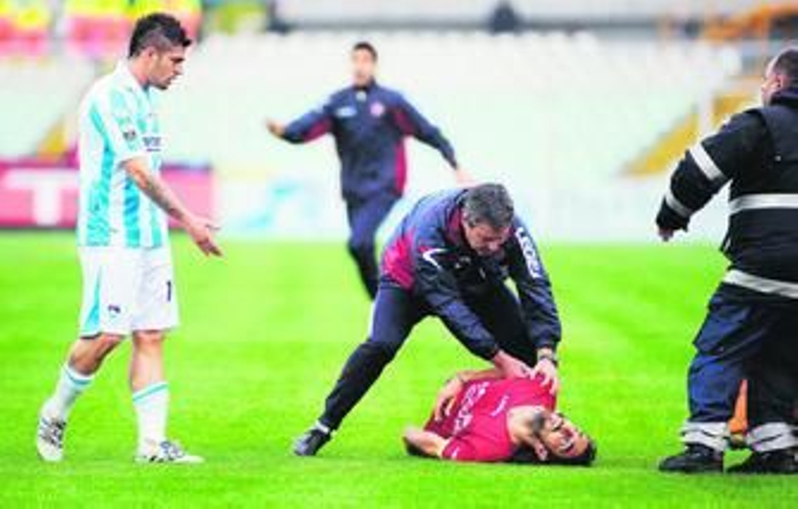 Morosini cae desfallecido en el césped tras sufrir un paro cardíaco.