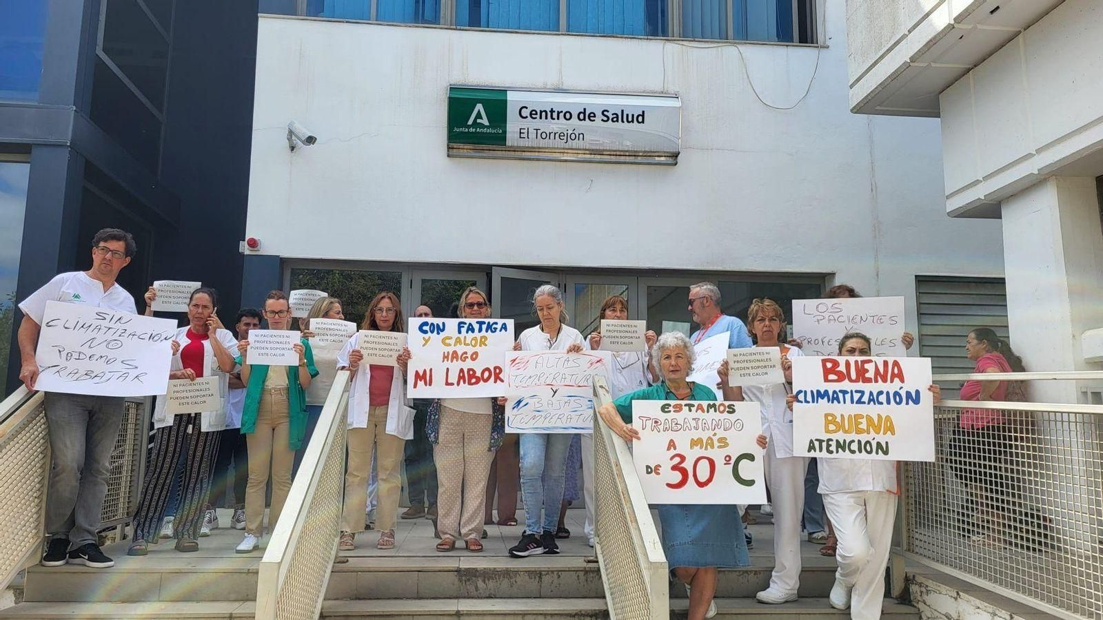 Protesta de los profesionales sanitarios del centro de salud de El Torrejón.
