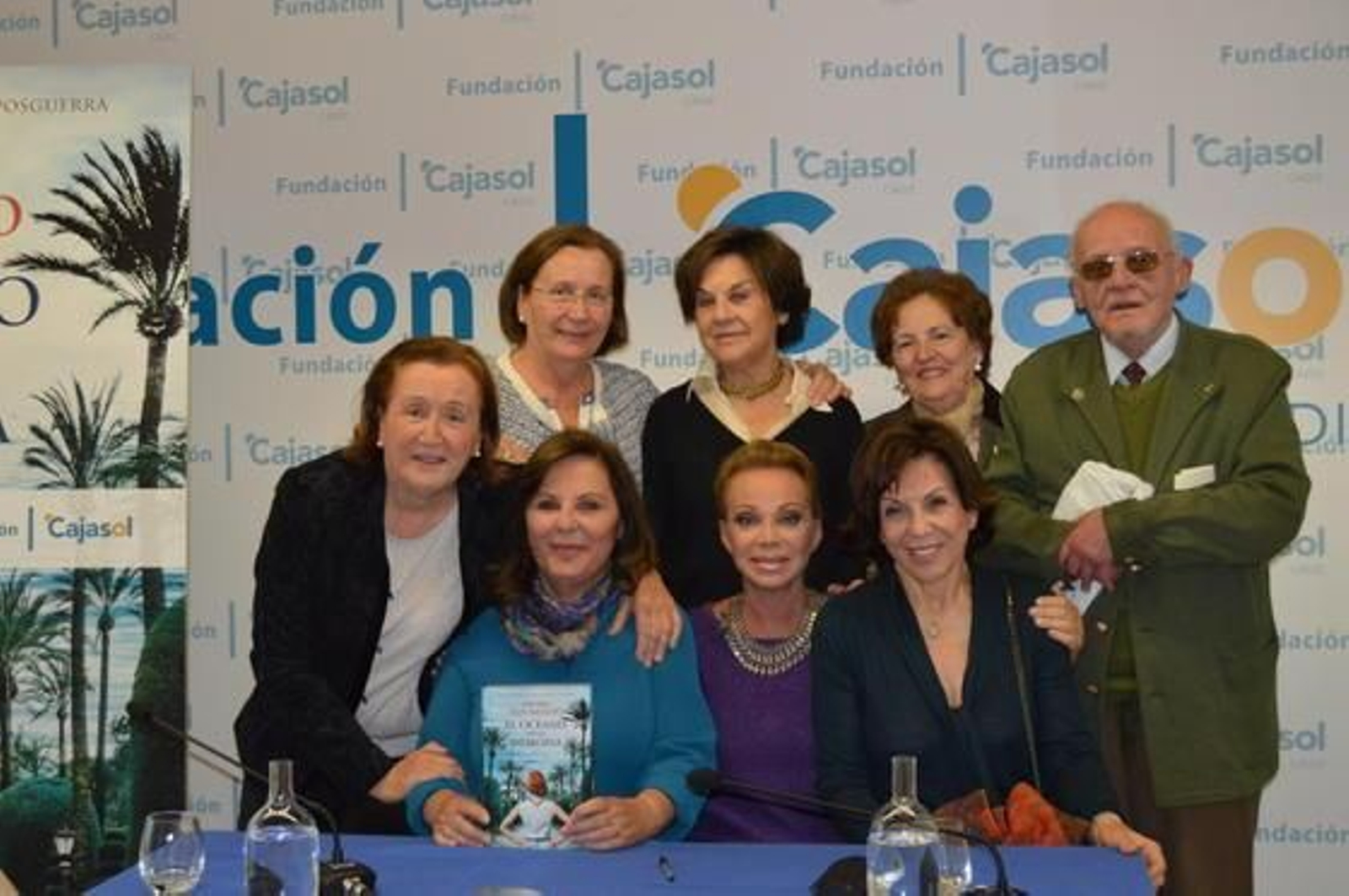 La autora del libro con las hermanas Asunción y Carmen Sepúlveda, los hermanos Auxi, Margarita, Quina y Ricardo Martínez de Salazar y Charo Segura.

Foto: Ignacio Casas de Ciria