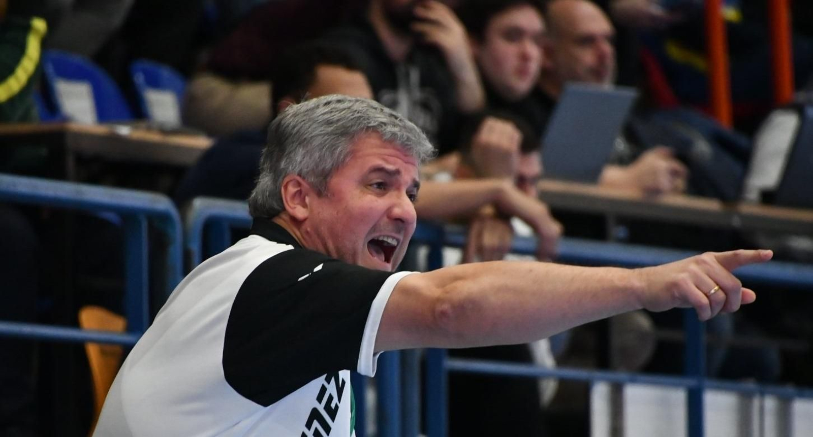 Paco Bustos da órdenes durante un partido.