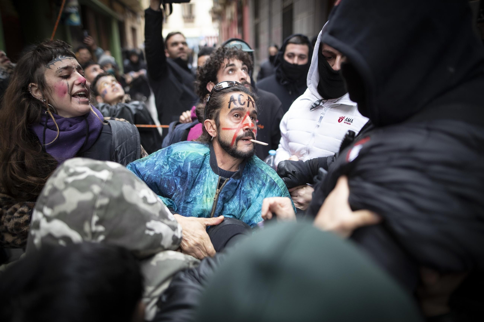 Todas las imágenes de la intervención policial contra unos okupas en Granada: tensión, detenidos y un herido