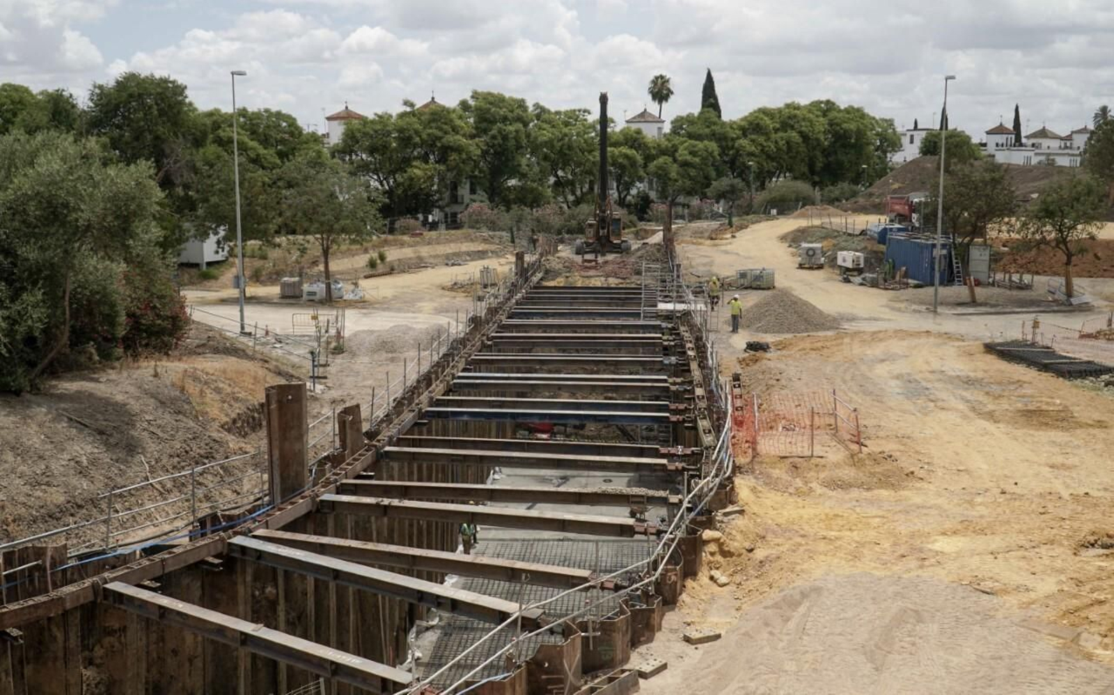 Primer plano de la zanja de 8 metros de profundidad abierta en el parque a la altura de Padre García Tejero.
