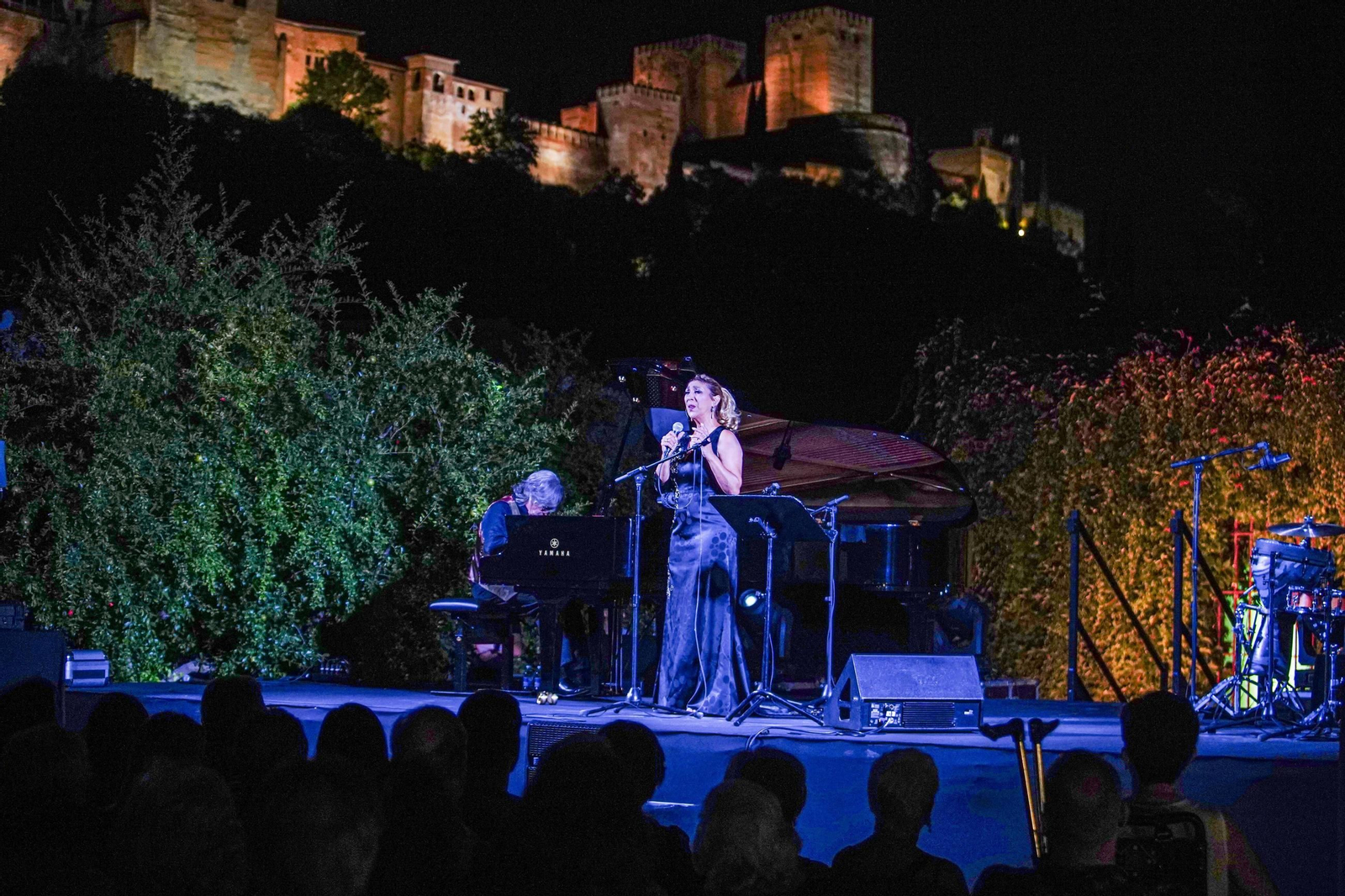Esperanza Fernández y el piano de Chano Domínguez enmudecen a la Alhambra: las imágenes