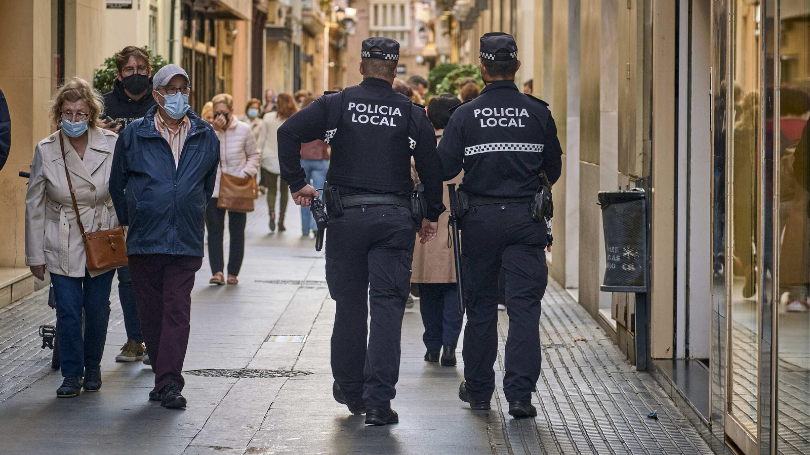 Agentes de la Policía Local patrullan a pie por la calle Columela.