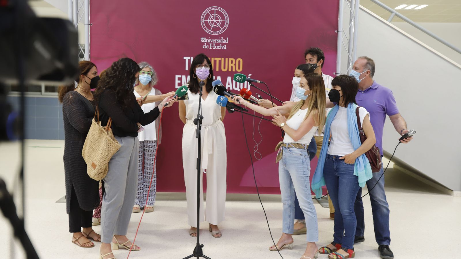 La rectora atendiendo a los medios de comunicación.