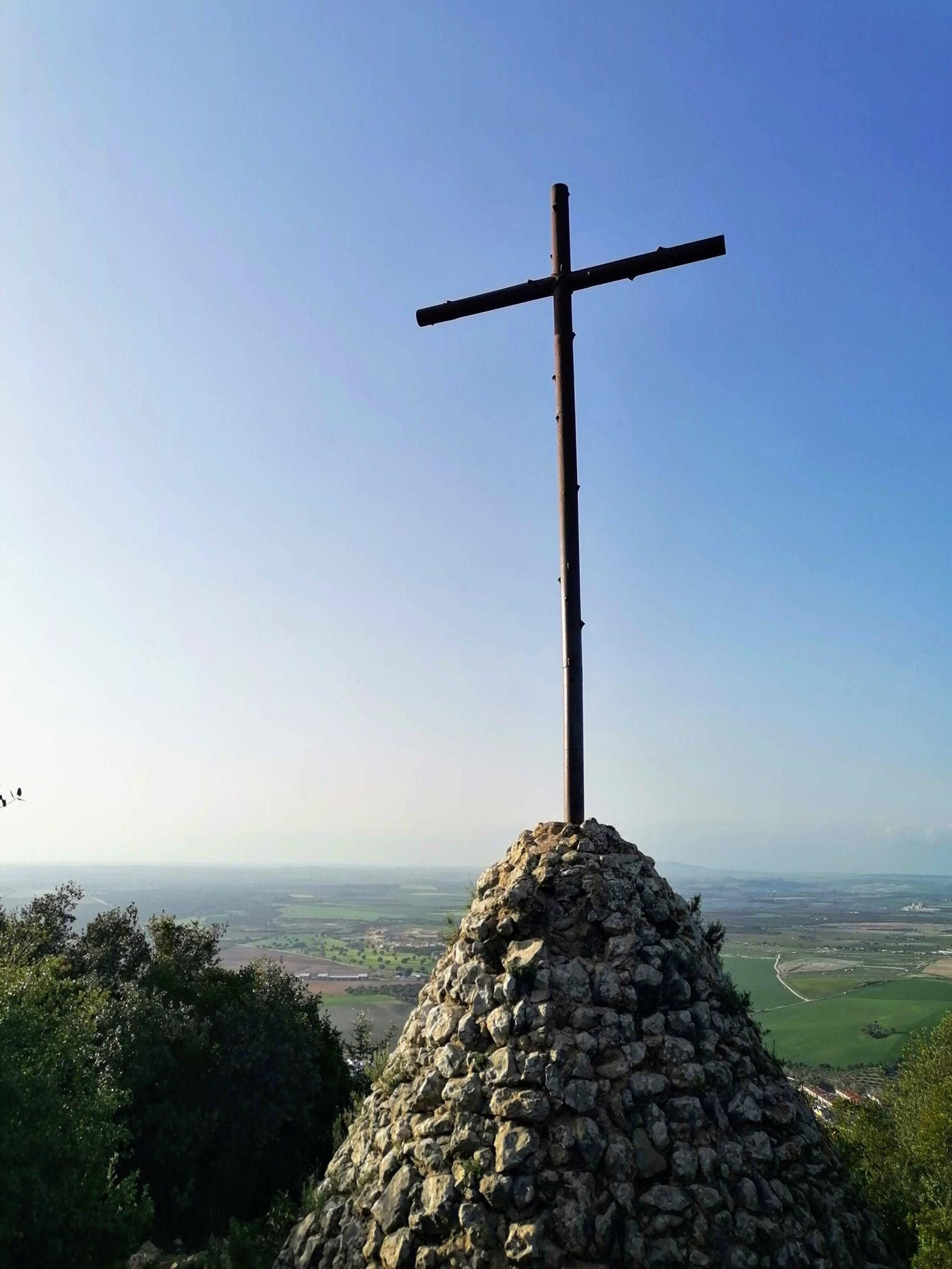 Cruz metálica sobre la peana de piedras, en San José del Valle, antigua pedanía de Jerez.