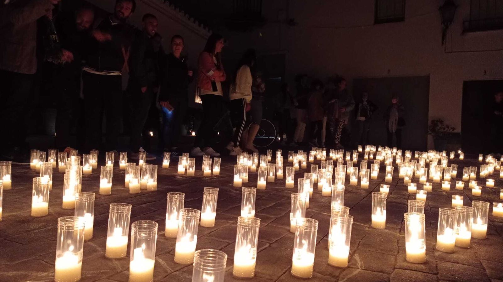 Una calle velada en Cañete de las Torres.
