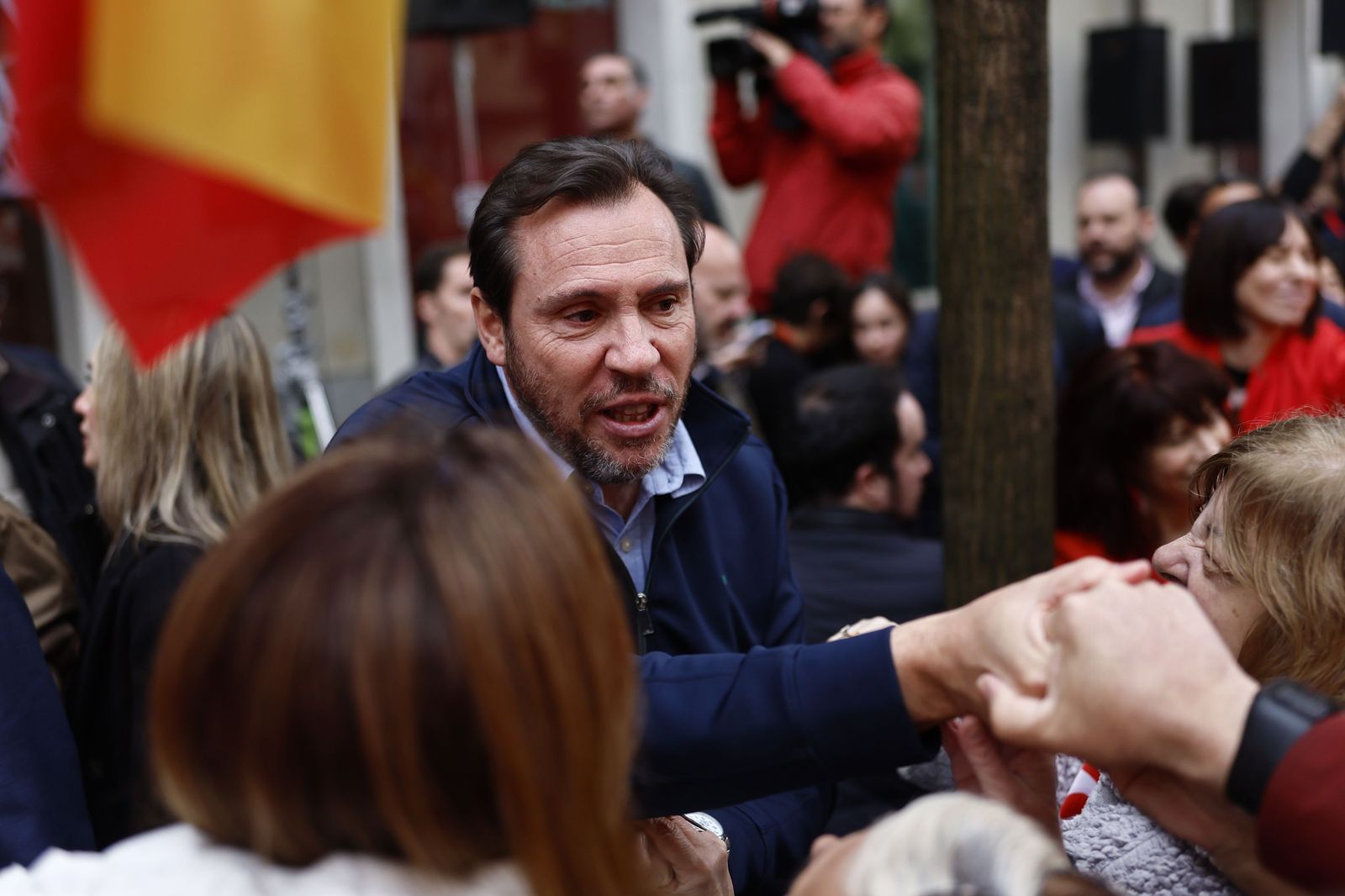 Óscar Puente saluda a los militantes del PSOE concentrados en la calle Ferraz