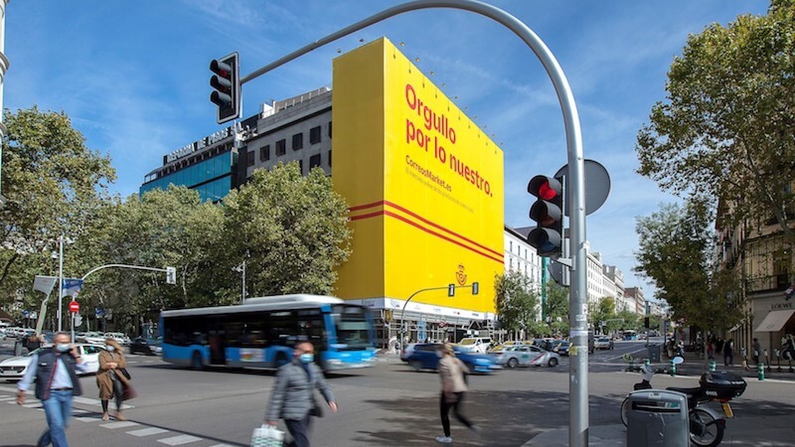 Lona de la nueva campaña de correos en la calle Goya de Madrid