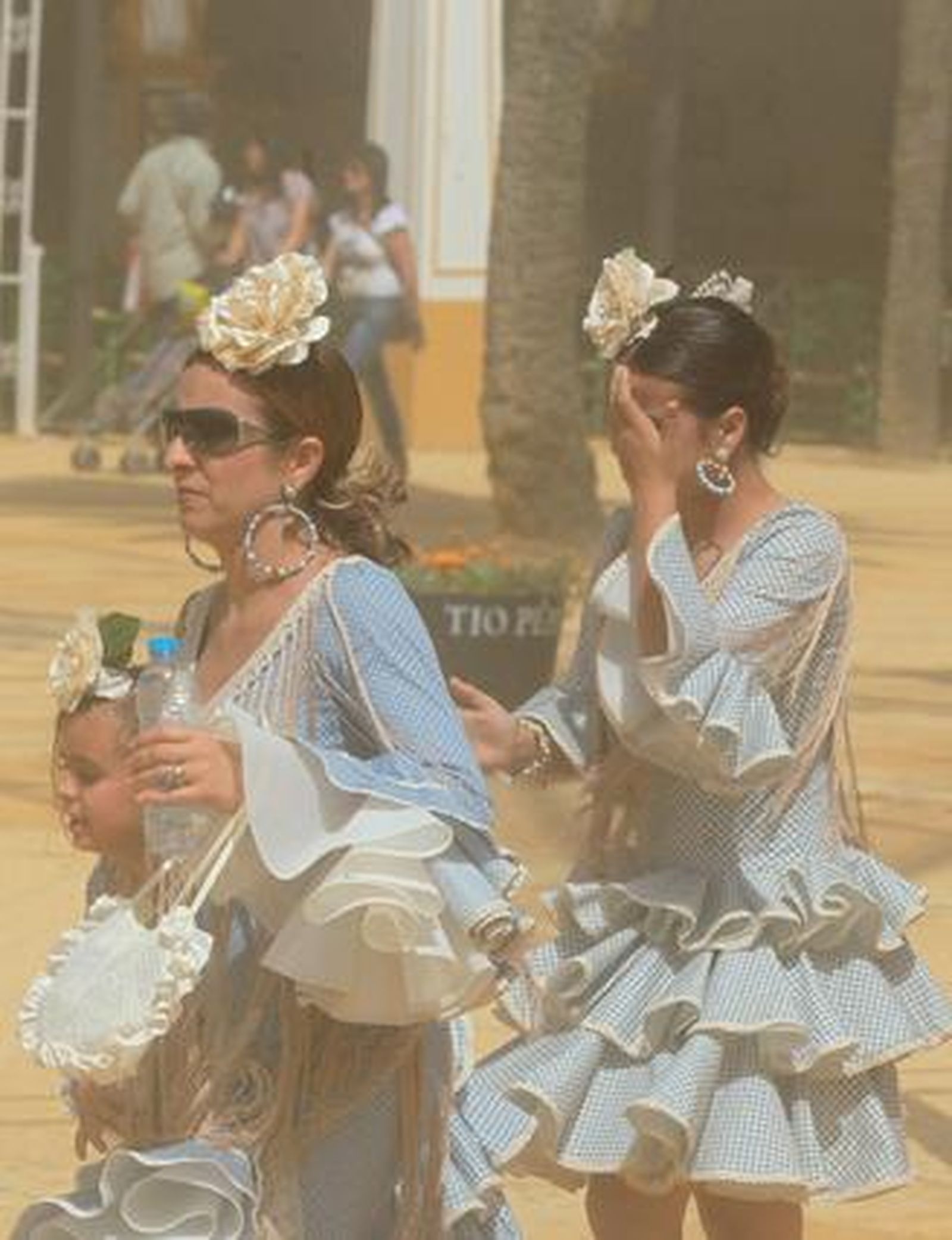 Dos mujeres se defienden del albero levantado por el viento. 

Foto: Miguel Ángel González
