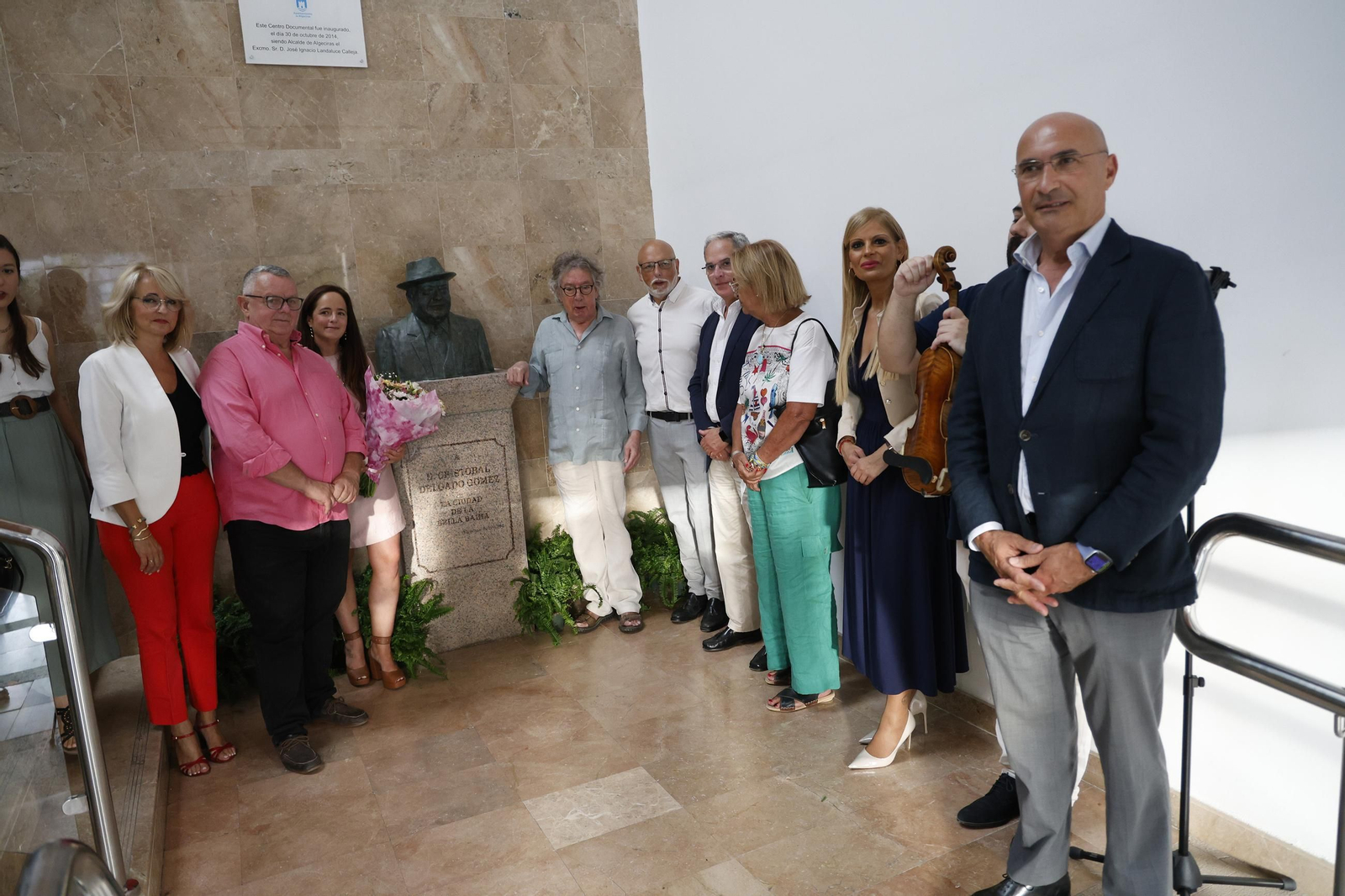 Las fotos de la reubicación del busto de Cristóbal Delgado en el Centro Documental